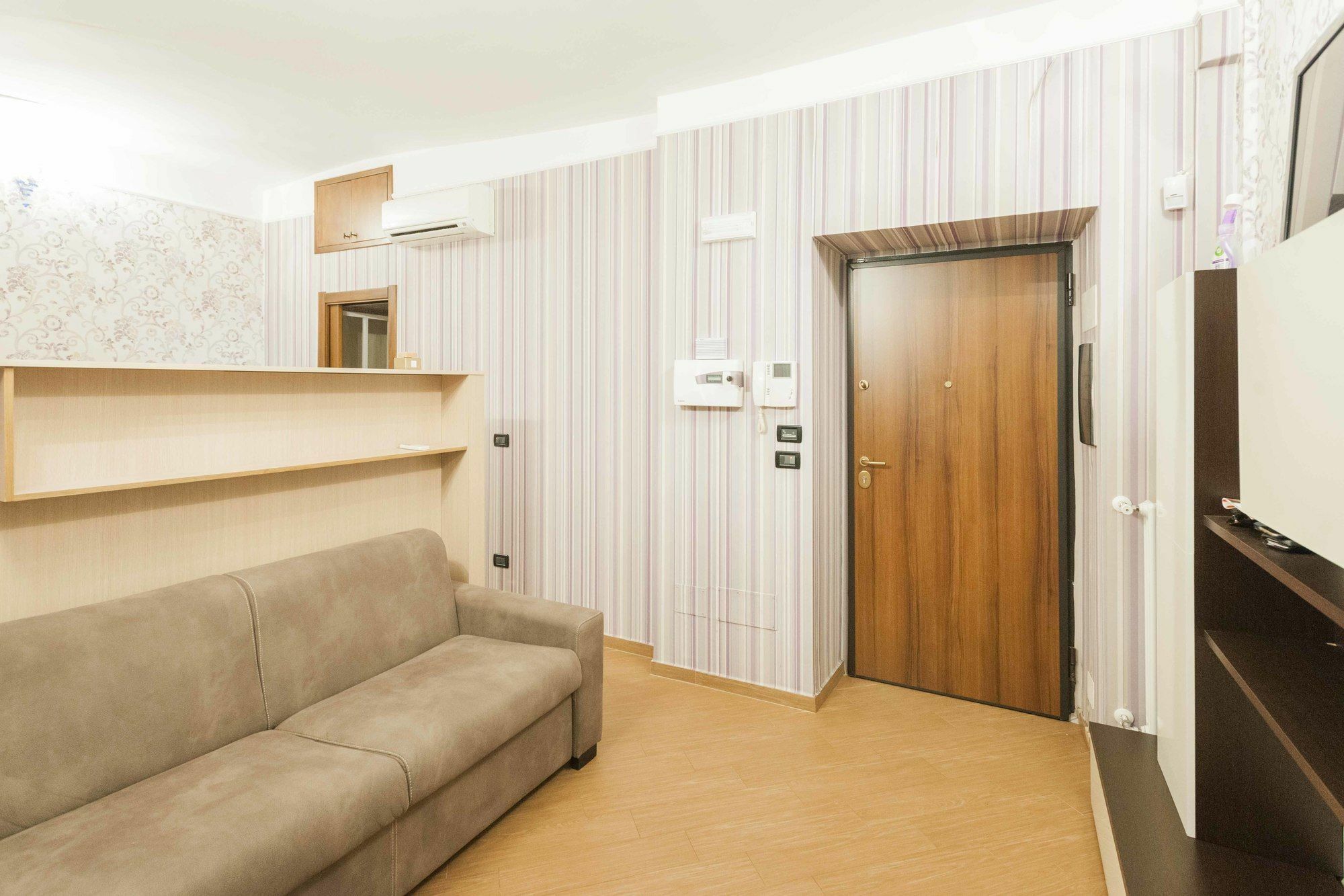 Lolart - Tiburtina Station Apartment Rom